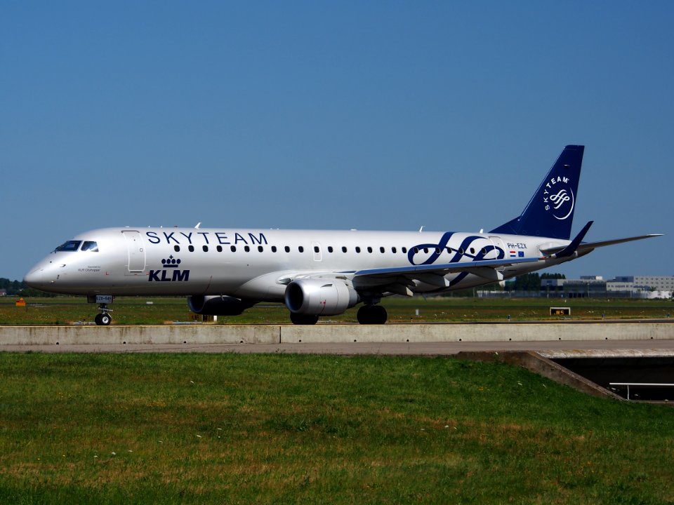PH-EZX KLM Cityhopper Embraer ERJ-190STD taxiing 21july2013 pic-002