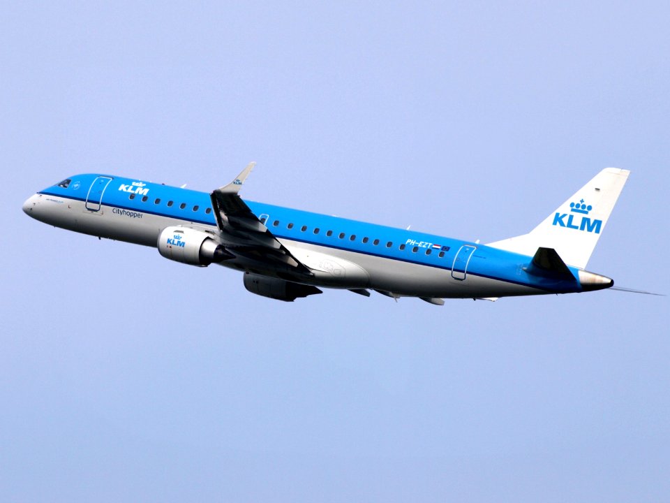 PH-EZT KLM Cityhopper Embraer ERJ-190STD (ERJ-190-100) take-off 13july2013 pic3