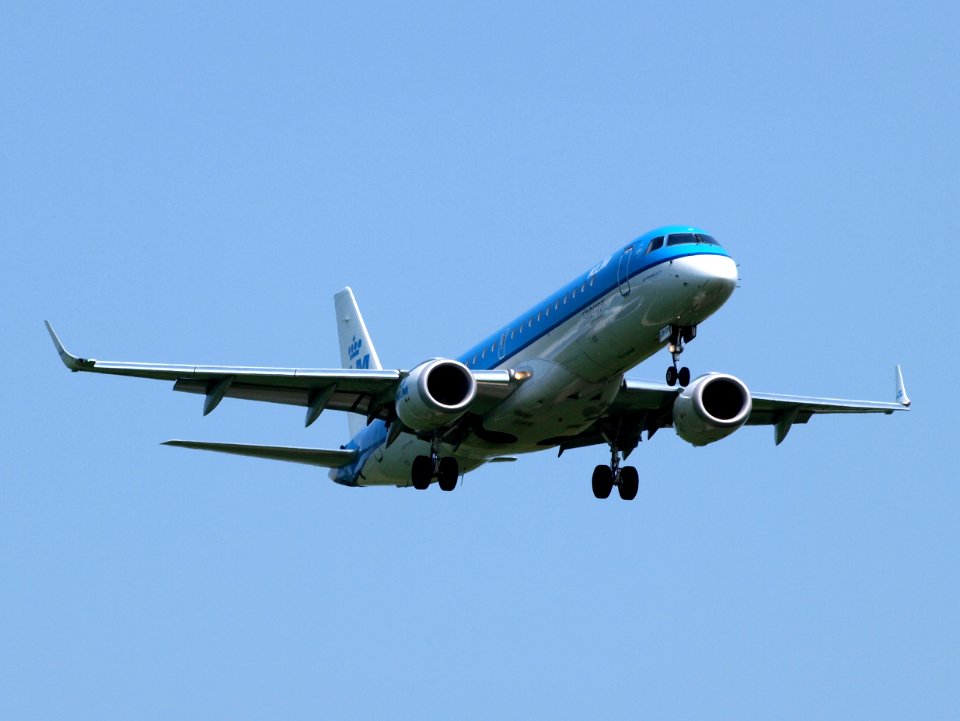 PH-EZR KLM Cityhopper Embraer ERJ-190STD (ERJ-190-100) - cn 19000375 pic1