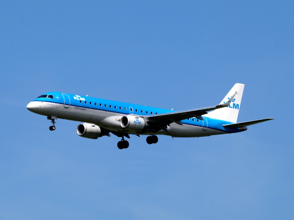 PH-EZR KLM Cityhopper Embraer ERJ-190STD (ERJ-190-100) pic2