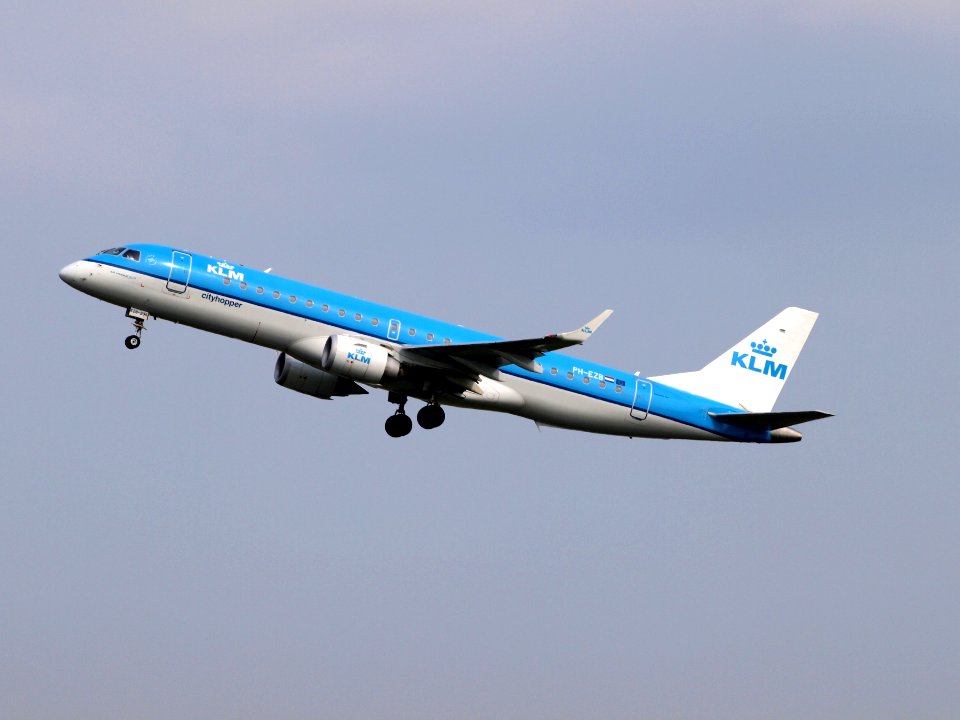 PH-EZB KLM Cityhopper Embraer ERJ-190STD (ERJ-190-100) take-off 14july2013 pic2