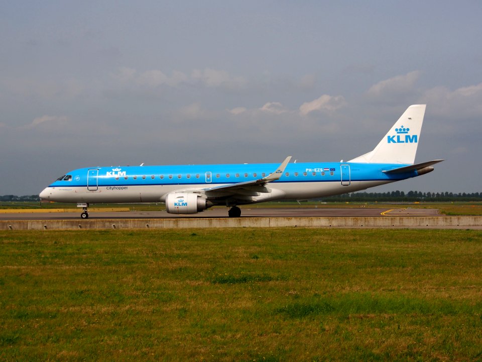 PH-EZS KLM Cityhopper Embraer ERJ-190STD (ERJ-190-100) taxiing 14july2013 pic4-001