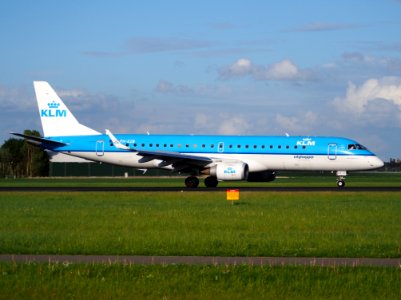 PH-EZB, landing at Schiphol (AMS - EHAM), The Netherlands, 06May2014 pic photo
