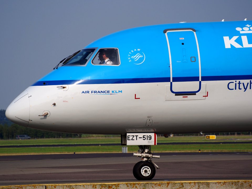 PH-EZT KLM Cityhopper Embraer ERJ-190STD (ERJ-190-100) taxiing, 25august2013 pic-3
