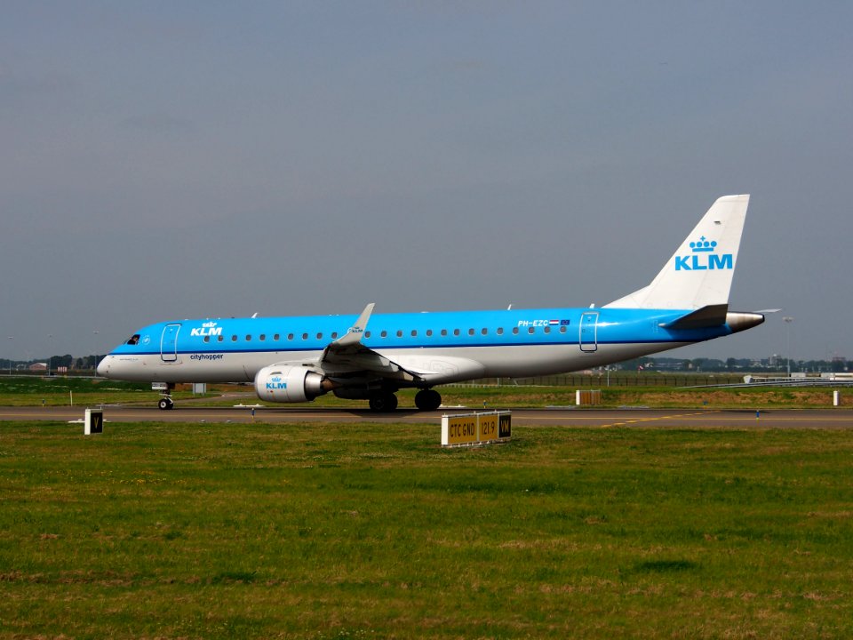 PH-EZC KLM Cityhopper Embraer ERJ-190STD (ERJ-190-100) taxiing 13july2013 pic2