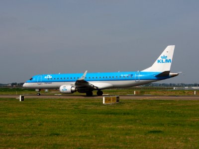 PH-EZC KLM Cityhopper Embraer ERJ-190STD (ERJ-190-100) taxiing 13july2013 pic2