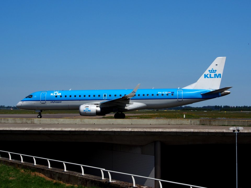 PH-EZD KLM Cityhopper Embraer ERJ-190STD (ERJ-190-100), taxiing 21july2013