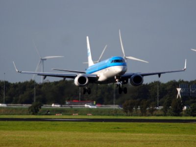 PH-EZZ Embraer EMB190 KLM, 11Aug2014, landing at Schiphol (AMS - EHAM), The Netherlands, pic1