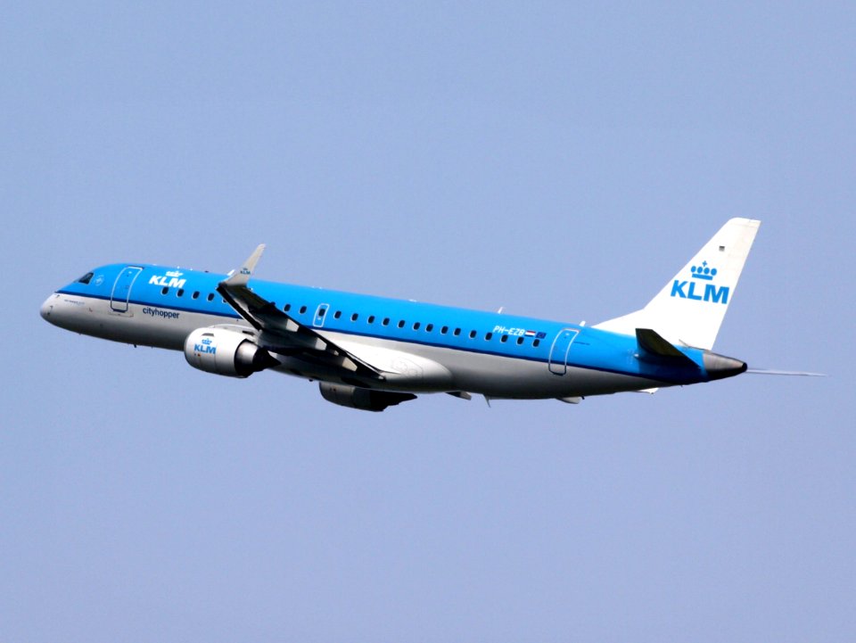PH-EZB KLM Cityhopper Embraer ERJ-190STD (ERJ-190-100) take-off 13july2013 pic2
