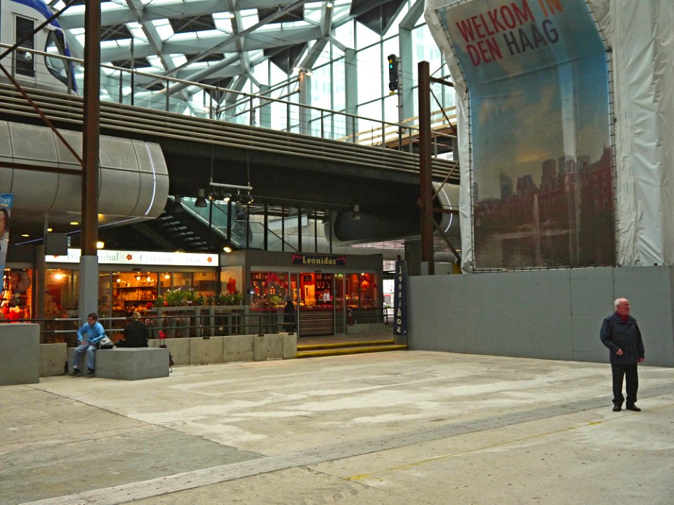 Photo of the great and light station-hall of Den Haag Centraal with new roof; high resolution image by FotoDutch, June 2013