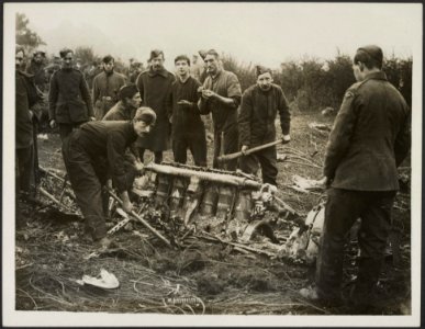 Photo shows removing the debris, Bestanddeelnr 158-2574