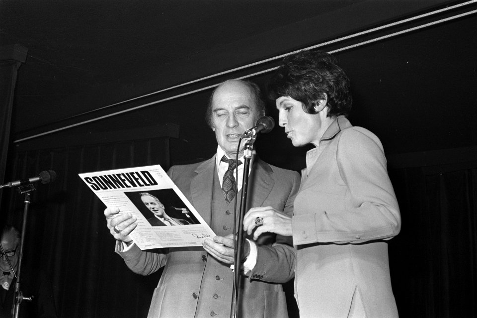 Phonogram presenteert nieuwe cabaret LPs, Wim Sonneveld en Mies Bouwman, Bestanddeelnr 925-8556