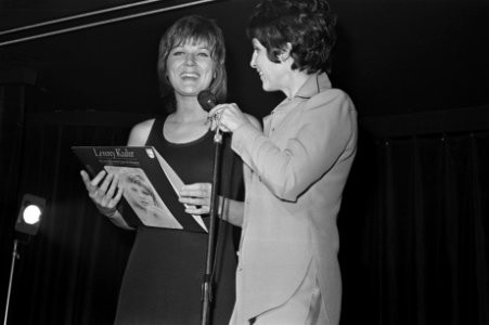 Phonogram presenteert nieuwe cabaret LPs, nummer 10 en 1 Lenny Kuhr, Bestanddeelnr 925-8553