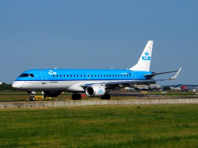 PH-EZV KLM Cityhopper Embraer ERJ-190STD (ERJ-190-100) taxiing 21july2013 pic-002
