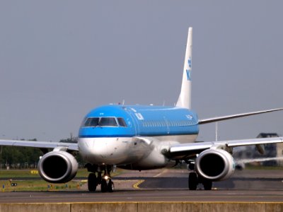 PH-EZW KLM Cityhopper Embraer ERJ-190STD (ERJ-190-100) taxiing 14july2013 pic1