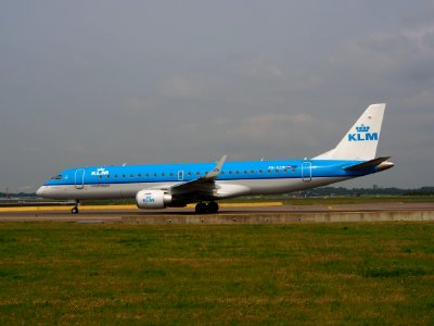 PH-EZW KLM Cityhopper Embraer ERJ-190STD (ERJ-190-100) taxiing 14july2013 pic6