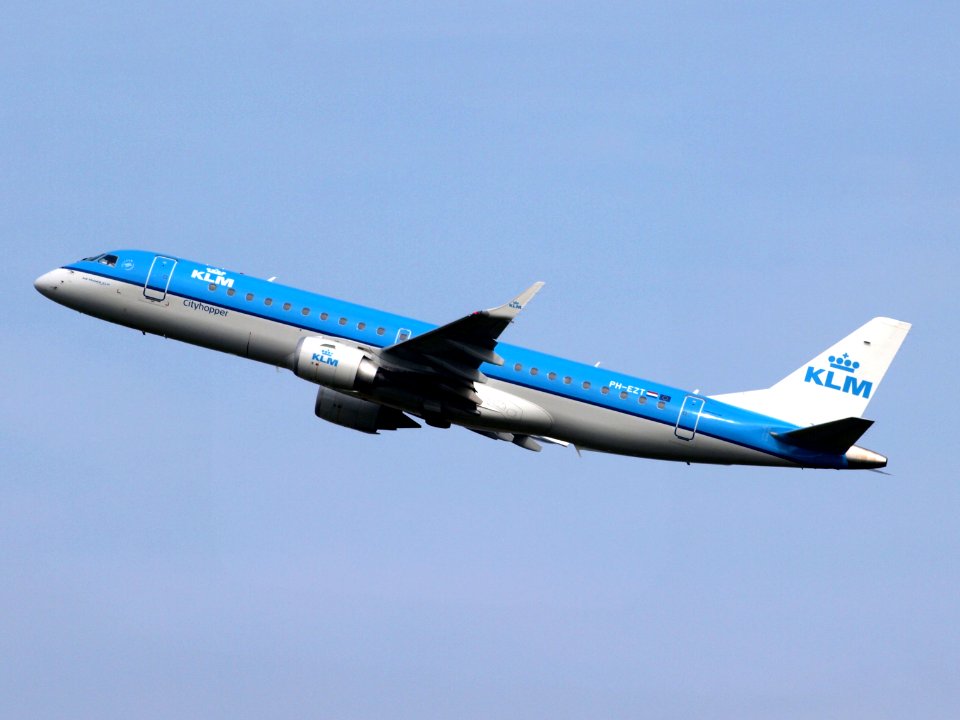 PH-EZT KLM Cityhopper Embraer ERJ-190STD (ERJ-190-100) take-off 13july2013 pic2