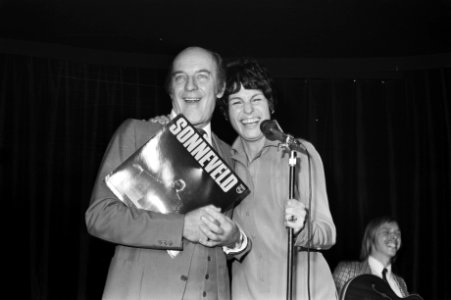 Phonogram presenteert nieuwe cabaret LPs, Wim Sonneveld en Mies Bouwman, Bestanddeelnr 925-8555
