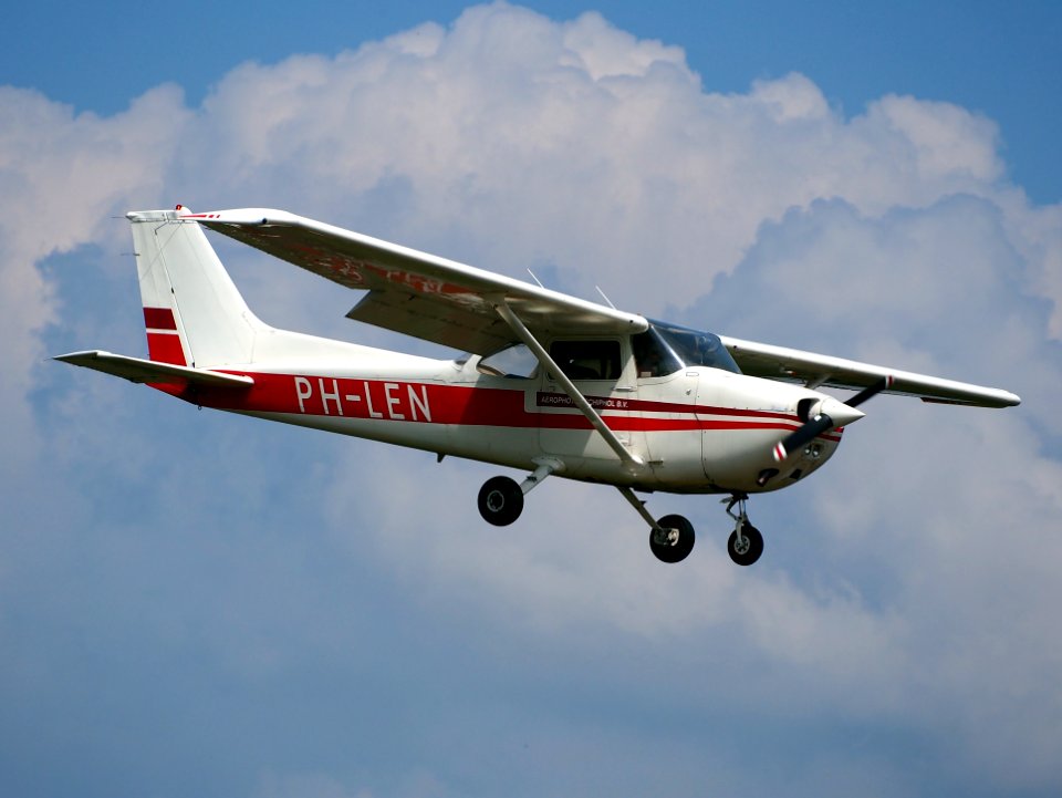 PH-LEN Private Reims F172N Skyhawk 100 II landing at Hilversum Airport (ICAO EHHV), photo-1
