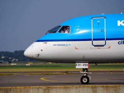 PH-EZC KLM Cityhopper Embraer ERJ-190STD (ERJ-190-100) taxiing, 25august2013