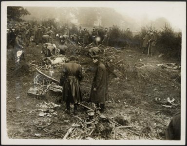 Photo shows Officers ot the R.F.C. Royal Flying Corps inspecting the remains, Bestanddeelnr 158-2577