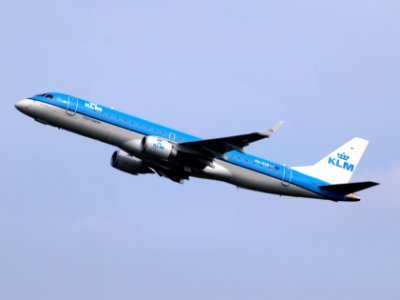PH-EZR KLM Cityhopper Embraer ERJ-190STD (ERJ-190-100) take-off 14july2013 pic4