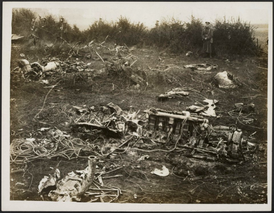 Photo shows general view of the wreckage, Bestanddeelnr 158-2572