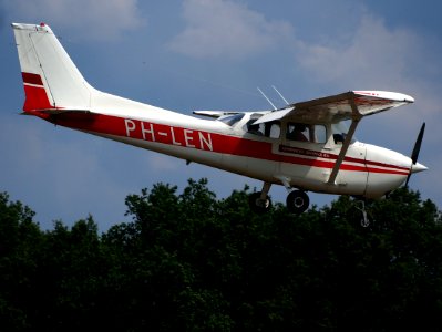 PH-LEN Private Reims F172N Skyhawk 100 II landing at Hilversum Airport (ICAO EHHV), photo-3