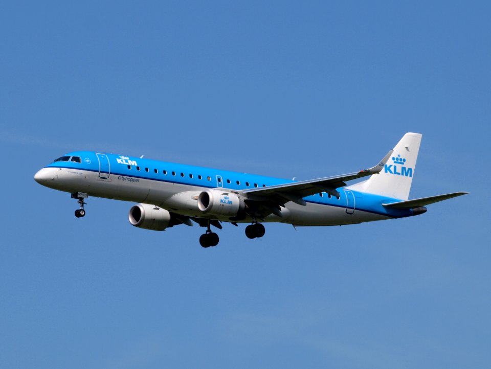 PH-EZR KLM Cityhopper Embraer ERJ-190STD (ERJ-190-100) pic3