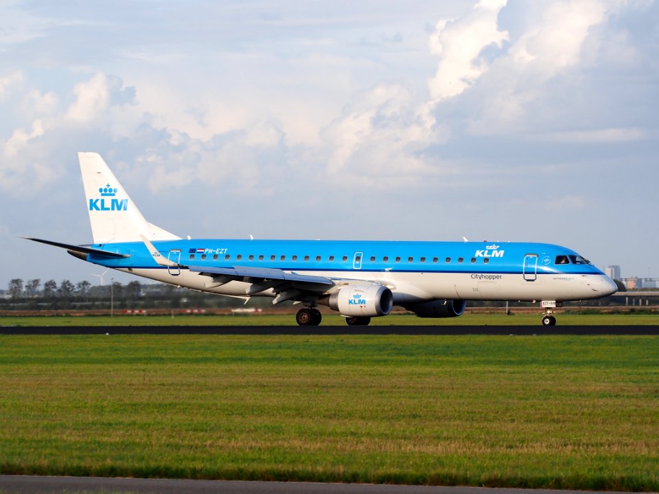 PH-EZT KLM Cityhopper Embraer ERJ-190STD (ERJ-190-100) - cn 19000519, 11Aug2014, landing at Schiphol (AMS - EHAM), The Netherlands