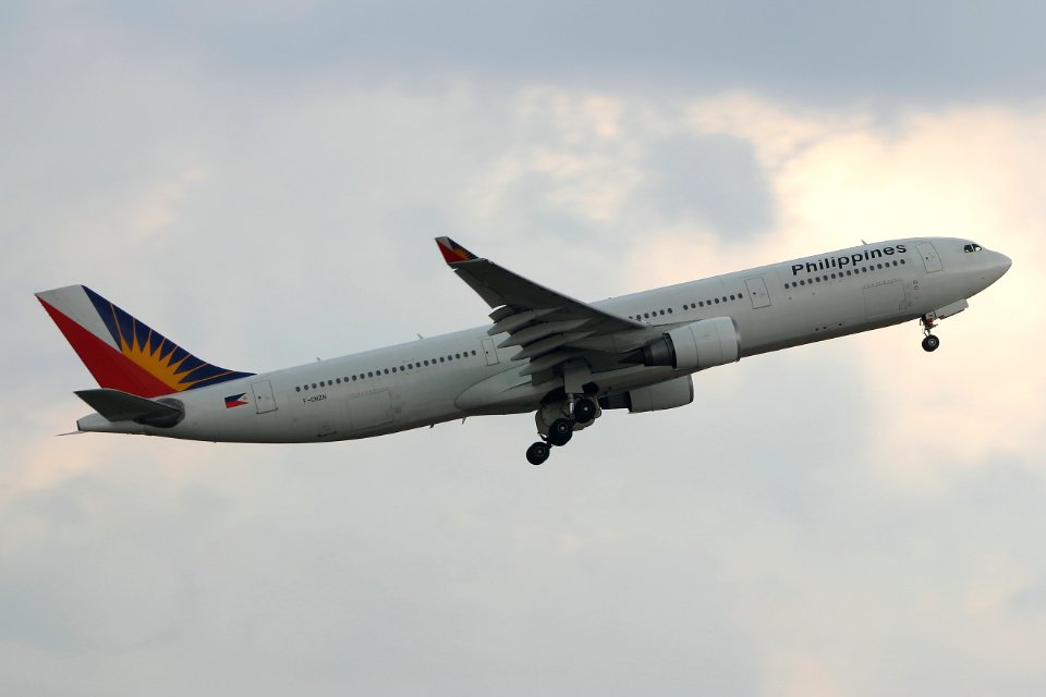 PhilippineAirlines A330 fukuoka 20050315155040