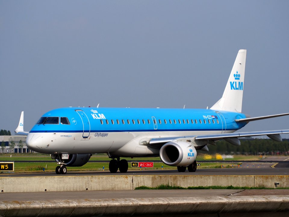 PH-EZT KLM Cityhopper Embraer ERJ-190STD (ERJ-190-100) taxiing, 25august2013 pic-2