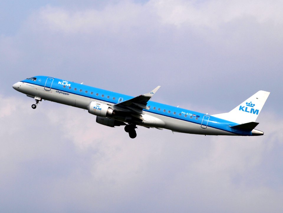 PH-EZB KLM Cityhopper Embraer ERJ-190STD (ERJ-190-100) take-off 14july2013 pic3