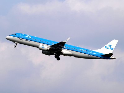 PH-EZB KLM Cityhopper Embraer ERJ-190STD (ERJ-190-100) take-off 14july2013 pic3