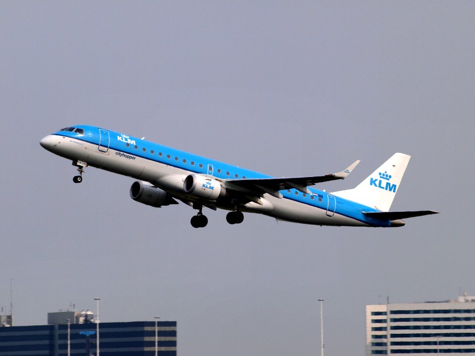 PH-EZB KLM Cityhopper Embraer ERJ-190STD (ERJ-190-100) take-off 14july2013 pic1