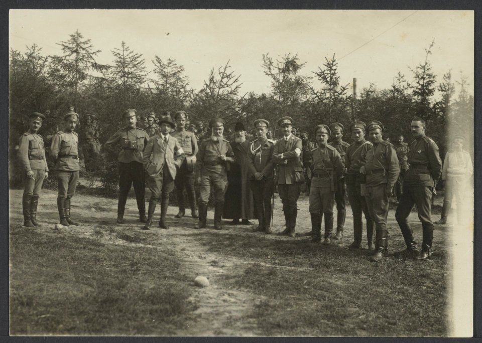 Philips Visser in het uniform van het Rode Kruis tezamen met andere officieren. , Bestanddeelnr 17 27