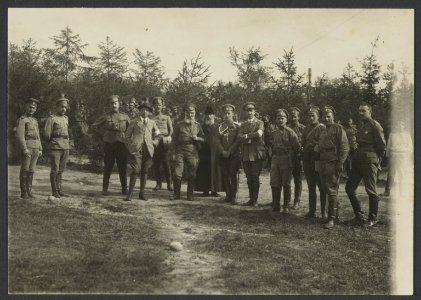 Philips Visser in het uniform van het Rode Kruis tezamen met andere officieren. , Bestanddeelnr 17 27