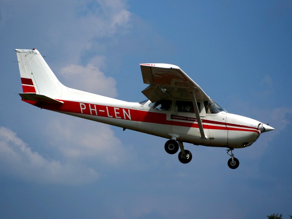 PH-LEN Private Reims F172N Skyhawk 100 II landing at Hilversum Airport (ICAO EHHV), photo-2