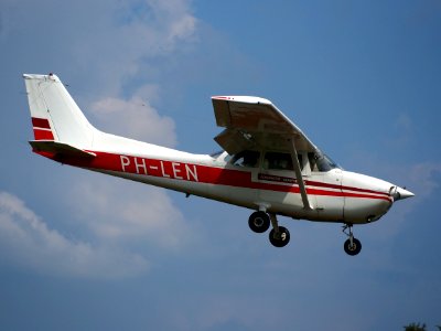 PH-LEN Private Reims F172N Skyhawk 100 II landing at Hilversum Airport (ICAO EHHV), photo-2