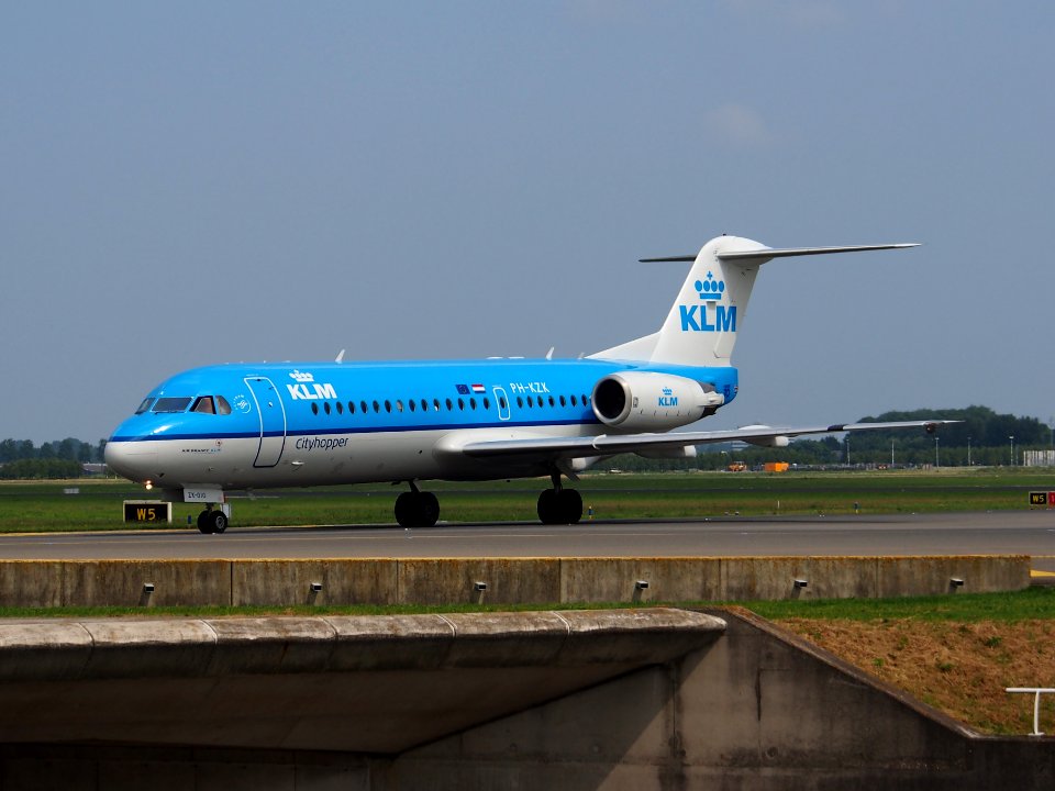 PH-KZK KLM Cityhopper Fokker F70 - cn 11581 - pic1