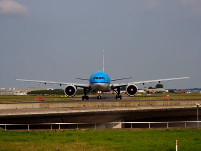 PH-BQF KLM Royal Dutch Airlines Boeing 777-206(ER) taxiing 14july2013 pic1