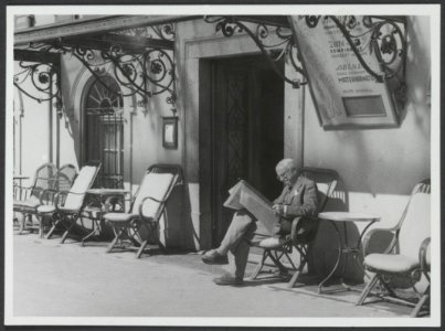 Philips Christiaan Visser de krant lezend voor Hotel Monte Rosa in Zermatt, Bestanddeelnr 17 47
