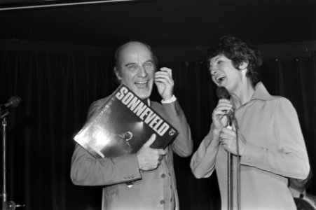 Phonogram presenteert nieuwe cabaret LPs, Wim Sonneveld en Mies Bouwman, Bestanddeelnr 925-8549