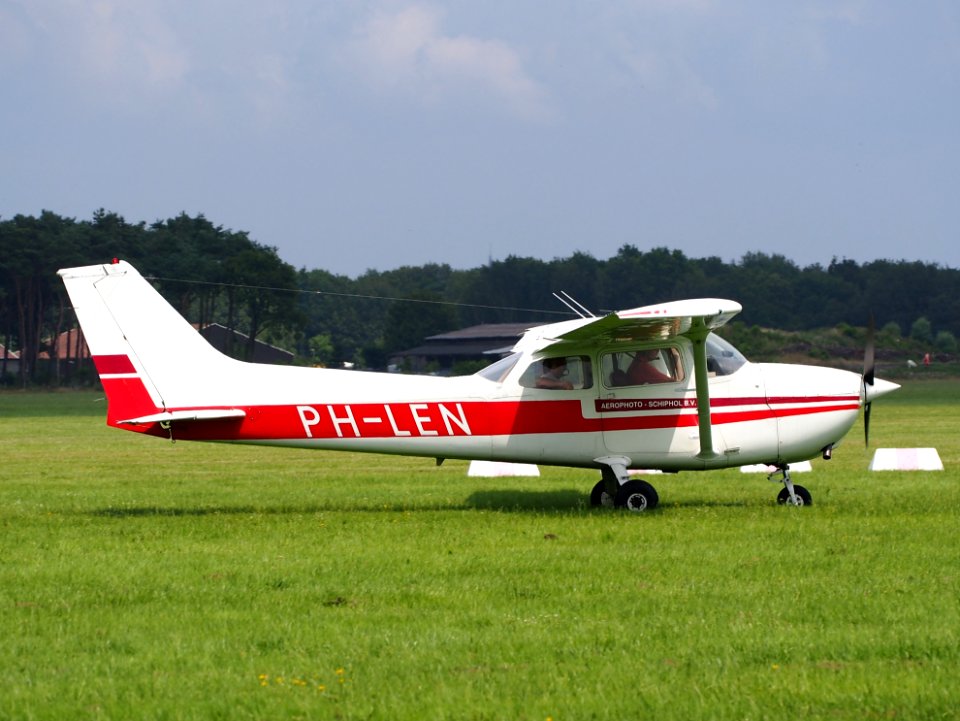 PH-LEN Private Reims F172N Skyhawk 100 II taxiing at Hilversum Airport (ICAO EHHV), photo-4