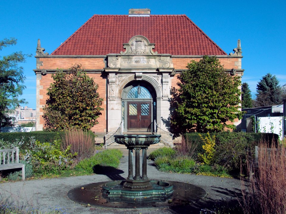 Phipps Hall of Botany, 2015-10-10, 02