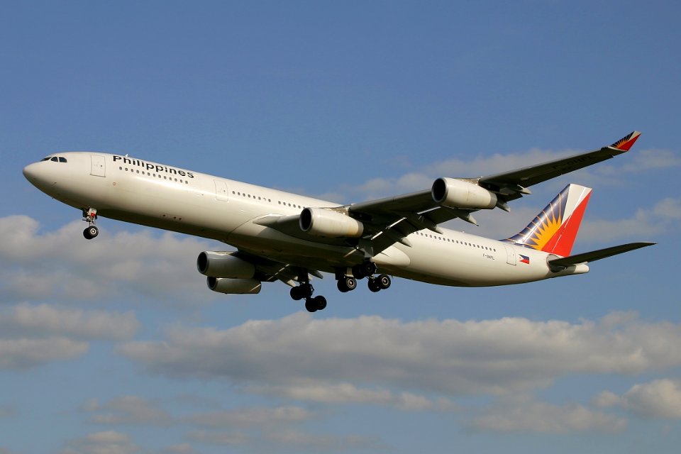 PhilippineAirlines A340 fukuoka 20041228142100