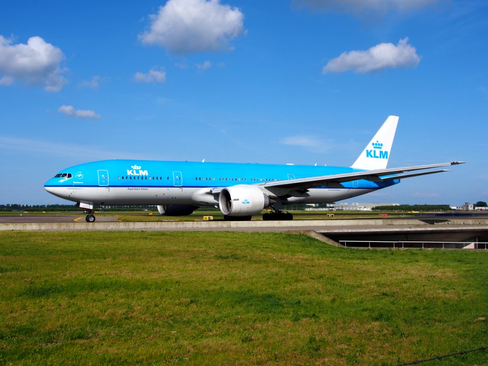 PH-BQE KLM Royal Dutch Airlines Boeing 777-206(ER) - cn 28691 taxiing 19july2013 pic-005