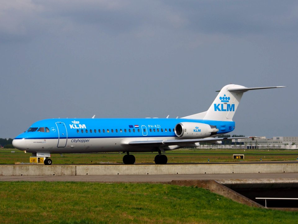 PH-KZI KLM Cityhopper Fokker F70 - cn 11579 taxiing 14july2013 pic1