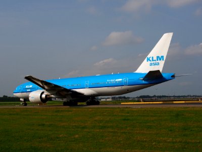 PH-BQF KLM Royal Dutch Airlines Boeing 777-206(ER) taxiing 14july2013 pic7