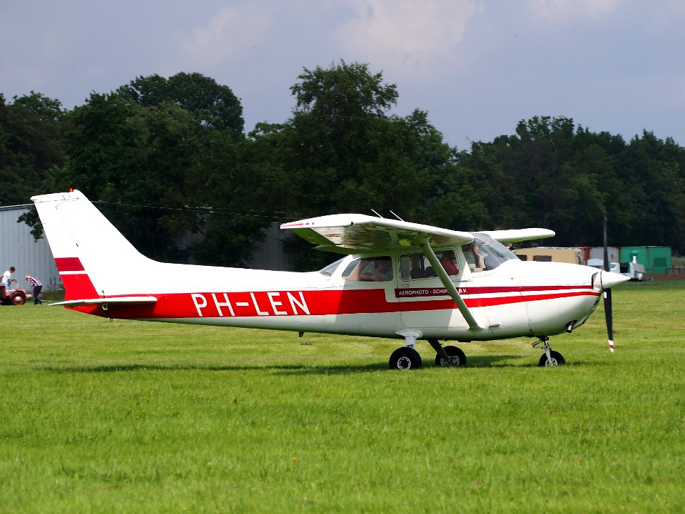 PH-LEN Private Reims F172N Skyhawk 100 II taxiing at Hilversum Airport (ICAO EHHV), photo-3